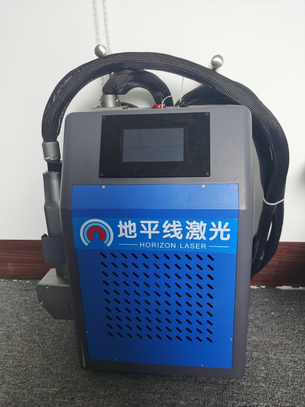 50W καθαρίζοντας μηχανή 1064nm λέιζερ ινών σακιδίων πλάτης φορητή για την αφαίρεση σκουριάς